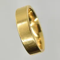 Ring, stl 19¼, bredd 6 mm, gravyr, 18K. Vikt: 10,6 g