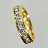 Ring med diamanter 11x0,05ct, Guldfynd, stl 19¼, bredd 5 mm, gravyr, 18K. Vikt: 8,5 g