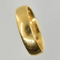 Ring, stl 17, bredd 5 mm, gravyr, 18K. Vikt: 5,4 g