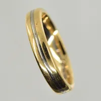 Ring, stl 18¼, bredd 4 mm, gravyr, rödguld/vitguld, 18K. Vikt: 5,9 g