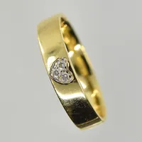 Ring med hjärta med diamanter 3x0,02ct, Guldfynd, stl 19, bredd 4 mm, 2 mindre hack/märken på ena kanten av skenan, 18K. Vikt: 4,2 g