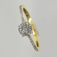 Ring med små diamanter, stl 17, skenans bredd 1,5 mm, gravyr, 18K. Vikt: 1,9 g