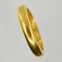 Ring, stl 17¾, bredd 3 mm, gravyr, 23K. Vikt: 6,8 g