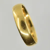 Ring, stl 19¼, bredd 5 mm, gravyr, 18K. Vikt: 5,9 g