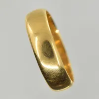 Ring, stl 20, bredd 6 mm, gravyr, 18K. Vikt: 6,8 g