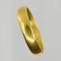 Ring, stl 17¾, bredd 4 mm, gravyr, oval skena, 23K. Vikt: 4,5 g