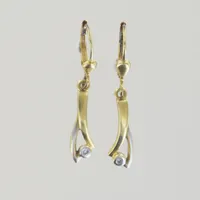 Ett par örhängen med liten diamant, längd 3 cm , 18K Vikt: 2,5 g
