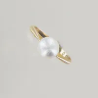 Ring med pärla, Ø 17 mm, bredd 7 mm, 18K Vikt: 2,3 g