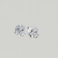 Ett par örhängen med diamanter 4 x 0,05ct, 18K  Vikt: 1,2 g