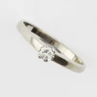Ring med diamant 0.14ct enligt inskription, stl 17¼ mm, bredd  1,8-3,5mm , Örns Juvelatelje, Göteborg 1968, 18k vitguld Vikt: 2,5 g