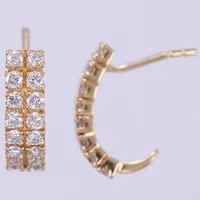 Ett par örhängen med diamanter ca 32x0,02ct, längd: ca 1,3cm, bredd: ca 4mm, stopp saknas, 18K Vikt: 3 g