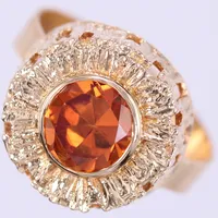 Ring med orange sten, stl: 18½, bredd: ca 5-15mm, 18K Vikt: 5,1 g