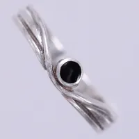 Ring med svart sten, stl: 17¾, bredd: ca 3mm, 925/1000, silver Vikt: 1,9 g
