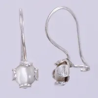 Ett par örhängen med vita stenar, längd: ca 2cm, bredd: ca 1-7mm, 925/1000, silver Vikt: 1,8 g
