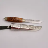 Kniv, Brusletto, Norway, längd på kniv 23 cm, knivblad 13cm, fodral av vitmetall med reliefdekor av jaktmotiv, stämplat EIK S10(1992) 5321 TK, originallåda,Skickas med paket.