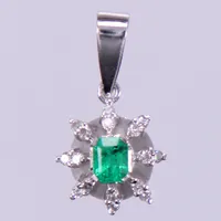 Hänge med smaragd, ca 0,50ct, åttkantsslipade diamanter, 16 x ca 0,005ct, längd ca 20mm, bredd ca10mm, 18K vitguld Vikt: 1,3 g