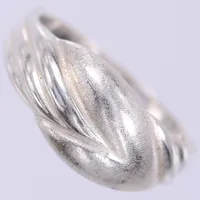 Ring, stl: ca 18¼, bredd: ca 3-9mm, 925/1000, silver  Vikt: 3,6 g
