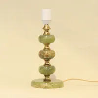 Bordslampa, möjligen Stilarmatur, Tranås 1970-tal, mässing och grön sten, ej funktionstestad, äldre kontakt, höjd 28cm Vikt: 0 g Skickas med postpaket.