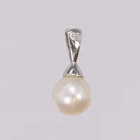 Hänge i vitguld med odlad pärla, längd 14mm, 14K  Vikt: 0,6 g