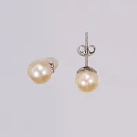 Ett par örhängen i vitguld med odlade pärlor, längd 16mm, Ø64mm, 18K Vikt: 1,4 g