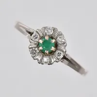Ring med diamanter ca 6x0,02, samt smaragd, stl 19, vitguld, slitna facetter på smaragd, 18K Vikt: 3,6 g
