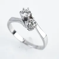 Ring m 2 diamanter ca 0,20ct/styck totalt ca 0,40ct, vitguld, stl 18½(58), bredd 5,5mm, 18k Vikt: 3,8 g