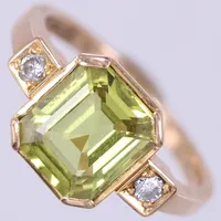 Ring med 8-kant slipad gul/grön sten och två diamanter 2x ca 0,04, Guldsmeden Kuhlin, stl ca 16½, bredd ca 1,7-9,9mm, 18K Vikt: 4,2 g