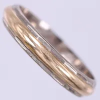 Ring, stl ca 20½, bredd ca 4,5mm, gravyr, vitguld och gult guld 18K Vikt: 6,4 g