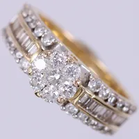 Ring med diamanter i olika slipningar, graverad vikt 1,00ct, Guldfynd Sverige AB, stl ca 16, bredd ca 3,5-6,2mm, 18K Vikt: 6,2 g