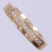 Ring med diamanter, Schalins Ringar AB, 11x ca 0,01ct, stl 17½, bredd ca 4mm, gravyr, 18K   Vikt: 6,4 g