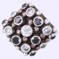 Ring med svarta och vita stenar, KumKum, stl ca 18½, bredd ca 12,6-21mm, silver 925/1000 Vikt: 20,1 g
