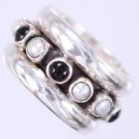 Ring med svarta stenar och vita pärlor, KumKum, stl ca 18, bredd ca 14,4mm, silver 925/1000 Vikt: 19,2 g