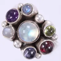 Ring med färgade stenar, KumKum, stl ca 18, bredd ca 5,3-15mm, silver 925/1000 Vikt: 9,4 g