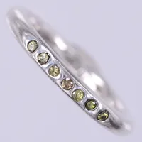 Ring med färgade stenar, KumKum, stl 17¾, bredd ca 2,8-2,9mm, silver 925/1000 Vikt: 4,2 g