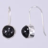 Ett par örhängen med svarta stenar, KumKum, längd ca 20,5mm, bredd ca 8,7mm, silver 925/1000 Vikt: 2,6 g