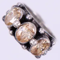 Ring med gulbruna stenar, KumKum ,stl ca 18, bredd ca 5,9-10,7mm, silver 925/1000 Vikt: 10 g