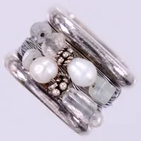 Ring med vita stenar och odlade sötvattenspärlor, Design Lotta Djossou, stl ca 17¼, bredd ca 16,5mm, silver 925/1000 Vikt: 23,2 g