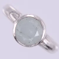 Ring med gråblå sten, stl ca 18, bredd ca 4,1-11mm, silver 950/1000 Vikt: 8,5 g