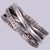 Ring med vita stenar, stl ca 18¾, bredd ca 7-10mm, nagg på några stenar, silver 925/1000 Vikt: 7,5 g