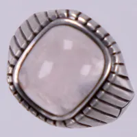 Ring med rosa sten, stl ca 17, bredd ca 3,7-15,4mm, skena av, silver 830/1000 Vikt: 3,5 g