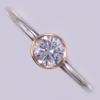 Ring med vit sten, stl ca 17¼, bredd ca 1,5-5,9mm, silver 925/1000 Vikt: 1,7 g