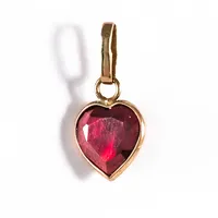 Berlock "hjärtslipad, röd sten" i 18K guld. Den är 12 mm lång inkl. ögla och väger 0,3g. Stämplad 750.