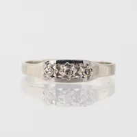 Ring vitguld med 3 st diamanter på 0,09 ct totalt enligt inskription, storlek 18 ½ mm, bredd 2,4-4,8 mm, 18 k. Vikt: 2,5 g