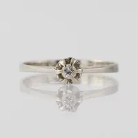 Ring vitguld med solitär diamant på 0,07 ct enligt inskription, storlek 16 ½ mm, bredd 2,2-4,7 mm, 18 k. Vikt: 1,6 g