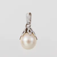 Hänge med pärla, vitguld, höjd med ögla 19 mm, 18 k. Vikt: 1,2 g