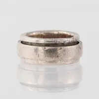Ring, storlek 17 mm, bredd 9,7 mm, silver. Vikt: 13,8 g
