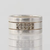 Ring med stenar, storlek 18 ½ mm, bredd 10,7 mm, Silver 925/1000. Vikt: 7,7 g