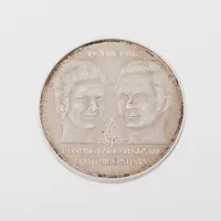 Silvermynt, Ø36mm, Det kungliga bröllopet 1976, KONUNG·CARL·XVI·GUSTAF/ DROTTNING·SILVIA/19·JUNI·1976, nominellt värde 50 kronor, finhalt 925/1000. Vikt: 26,8 g