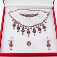 Smyckeset 9k (375) med färgade diamanter , halsband längd ca 51 cm, armring ca 6x5 cm, ring Ø ca 19 mm, parörhängen höjd ca 3 cm Vikt: 50 g Vikt: 50 g