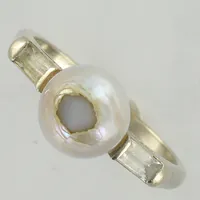 Ring med pärla och vita stenar, stl ca 17,  vitguld, defekt pärla, 10K, bruttovikt 2,6f Vikt: 2,6 g